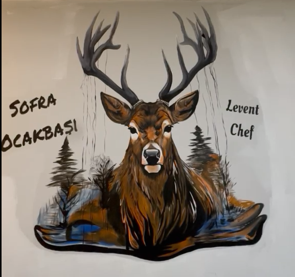 Sofra Ocakbaşı ve Levent Chef yazılı geyik duvar resmi